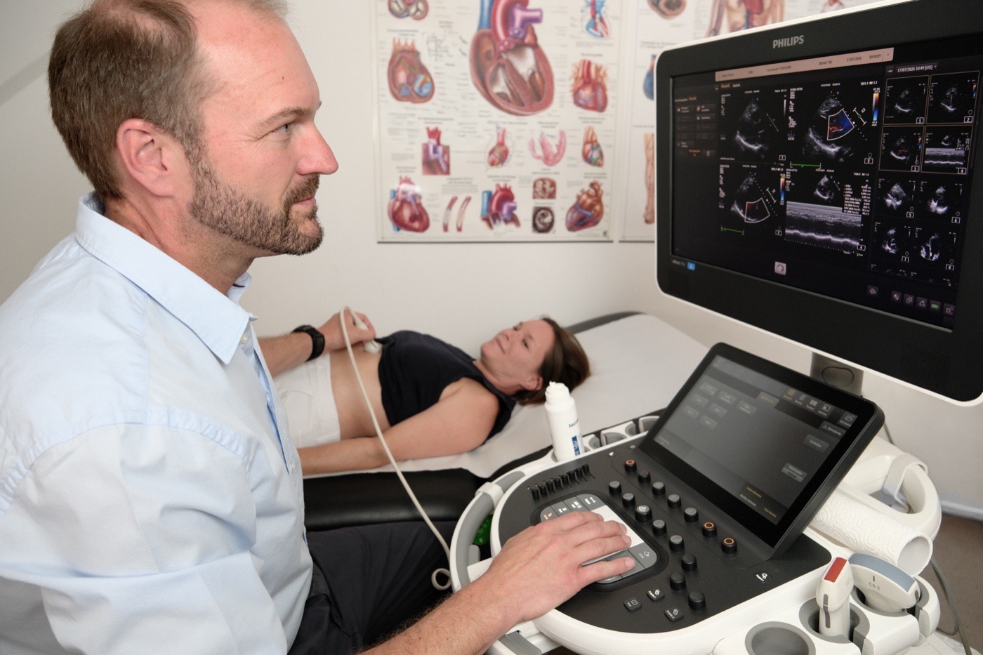 Untersuchungsraum mit modernem Ultraschallgerät für die Herzdiagnostik