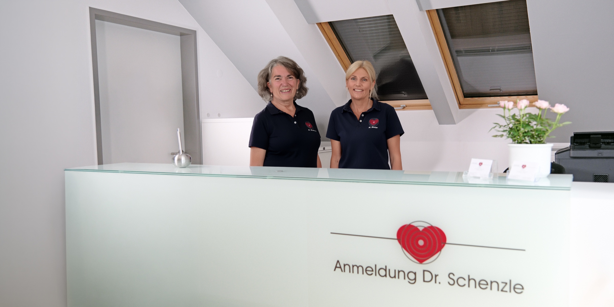 Empfang der Praxis Kardiologie im Zentrum in Murnau mit zwei Mitarbeiterinnen