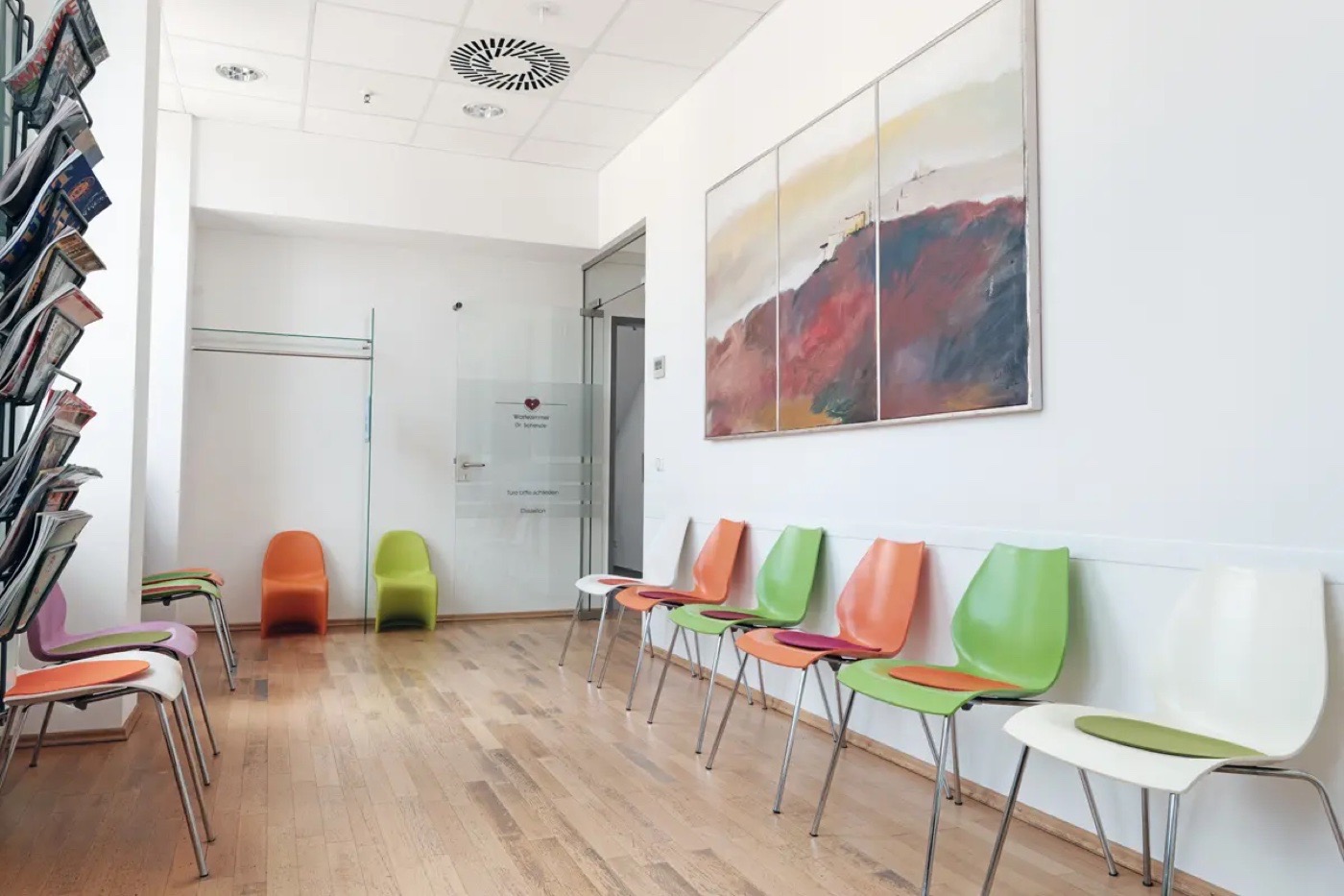 Wartezimmer der Praxis mit Sitzgelegenheiten und Lesestoff